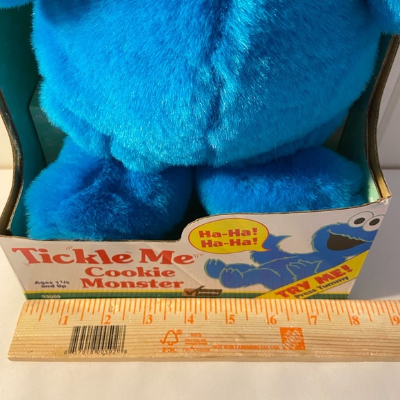 90s Tickle Me TALKING Cookie Monster
Tyco Sesame Street 1997 plush AS IS case - Picture 12 of 15